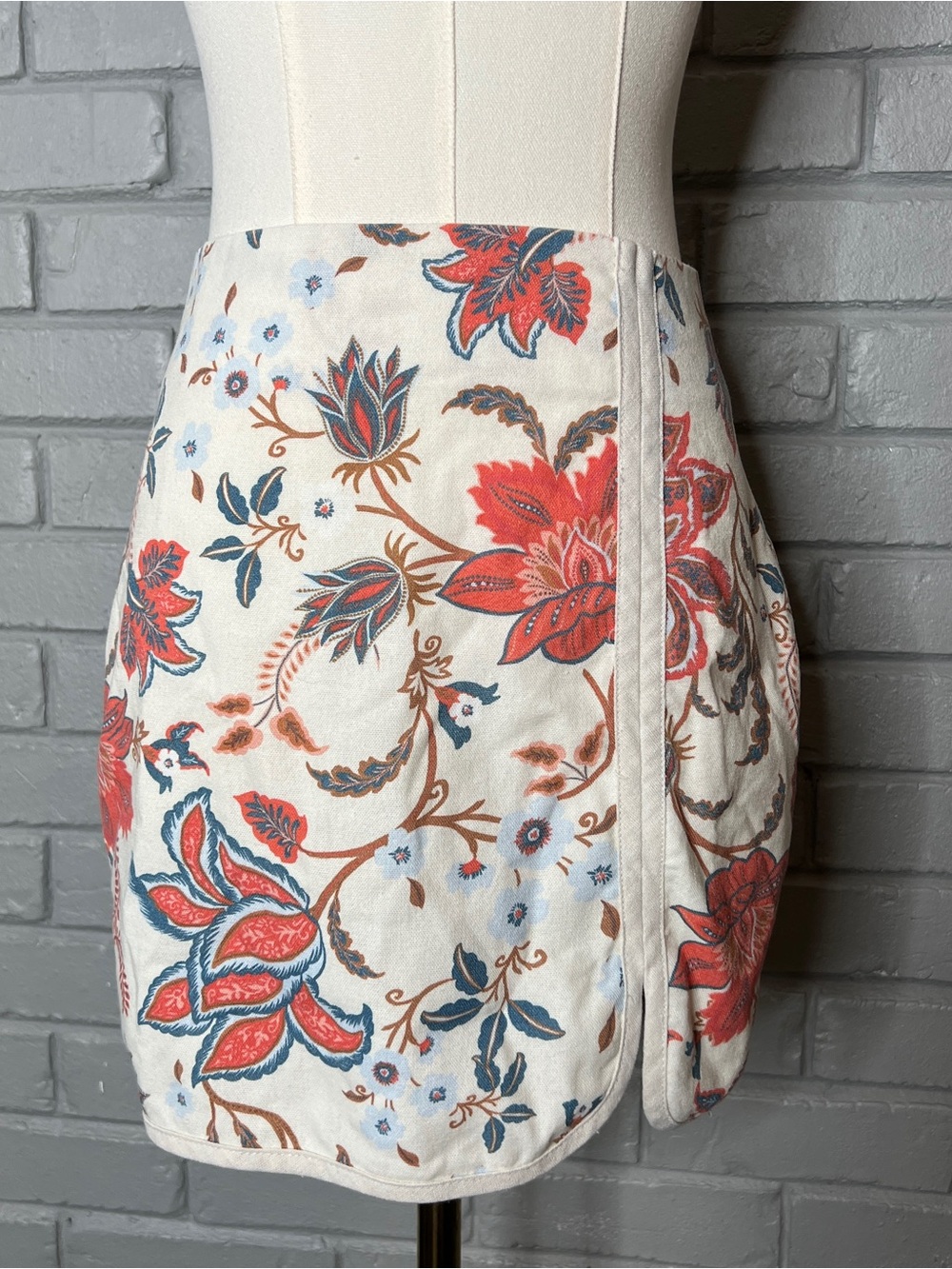 Showpo Floral Print Rounded Hem Mini Skirt Size: 2